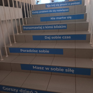 Naklejki na schodach szkoły
