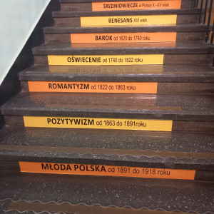 Naklejki na schodach szkoły