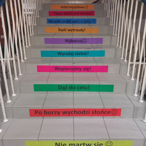Naklejki na schodach szkoły