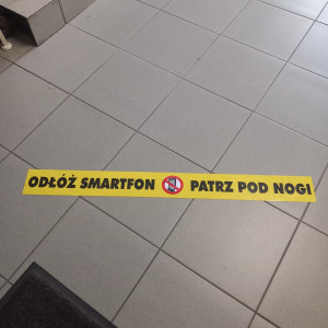 Naklejki na schodach szkoły