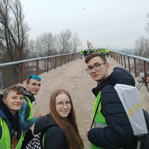 Uczniowie testują kładkę pieszo-rowerową